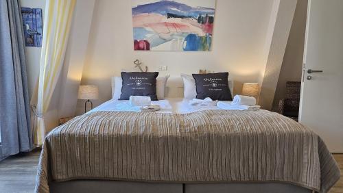 una camera da letto con un letto con due asciugamani sopra di Valencia Am Rosenhof a Kühlungsborn