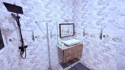 Bilik mandi di House moderne