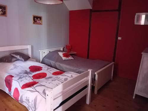 a bedroom with two beds with red walls at CAMPA'Gite in Toiras