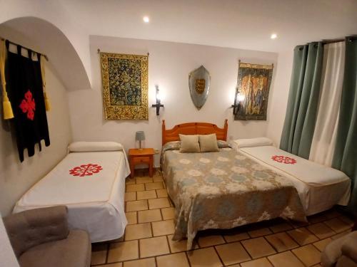 En eller flere senge i et værelse på Hotel Rural Hospedería de los Calatravos