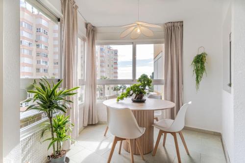 Playa a 2 min, vistas al mar, AC y piscina