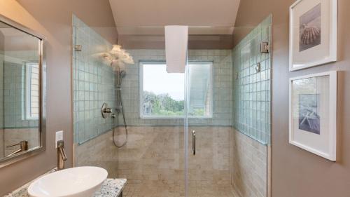 Phòng tắm tại Seaclusion by AvantStay Walk to the Beach