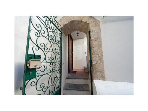 une porte menant à un couloir avec un mur et un portail dans l'établissement Serendipity, à Salerne