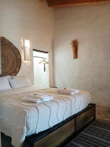 a bedroom with a bed with two towels on it at Natur Amêndoa in Odeleite