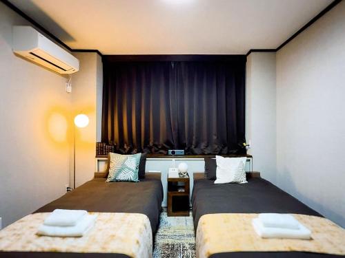 Mando Hotel 301 , 5-minute walk from Iryu subway , 15 Minutes to Senso-ji Temple , 1 bedroom with Shared Patio