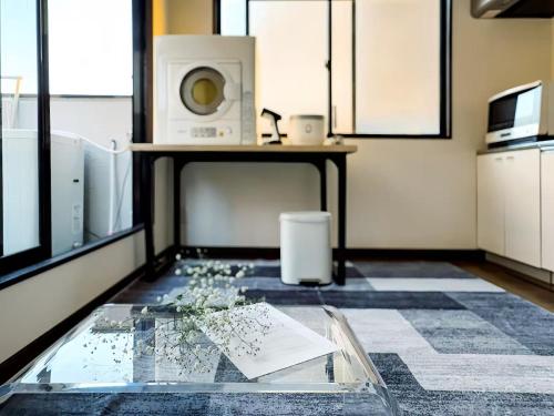 Mando Hotel 301 , 5-minute walk from Iryu subway , 15 Minutes to Senso-ji Temple , 1 bedroom with Shared Patio