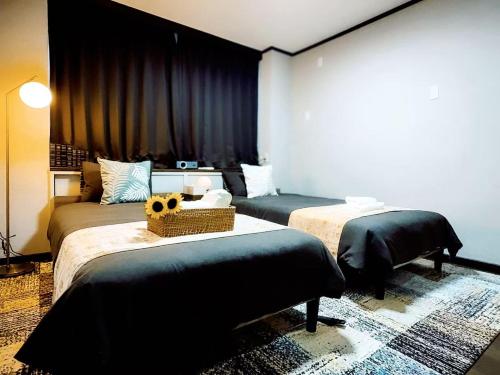Mando Hotel 301 , 5-minute walk from Iryu subway , 15 Minutes to Senso-ji Temple , 1 bedroom with Shared Patio