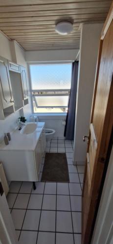 een badkamer met een wastafel, een bad en een toilet bij Fihermans House Joanna in Hirtshals