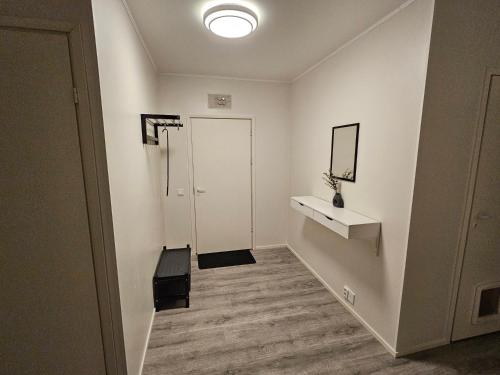 een hal met een badkamer met een douche en een spiegel bij Lappi in Tornio