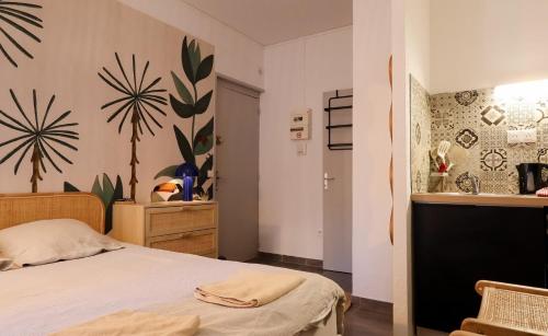 une chambre avec un lit et un mur végétal dans l'établissement Studio tropical, au Puy-en-Velay