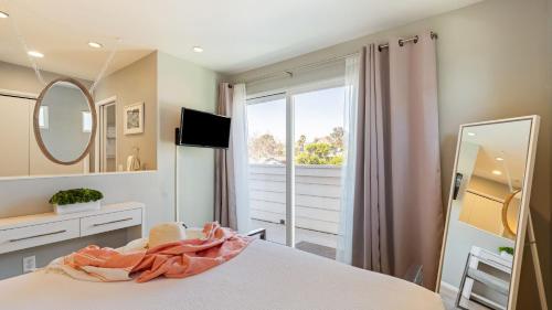 En eller flere senge i et værelse på Cayucos Duo 2 Bungalows w Views Lounge Space Pet Friendly