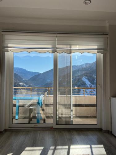 Vista generica sulle montagne o vista sulle montagne dall'interno dell'appartamento