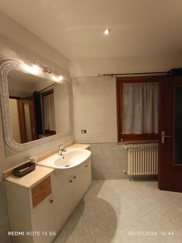 a bathroom with a sink and a mirror at La casa del Gianni in Piano
