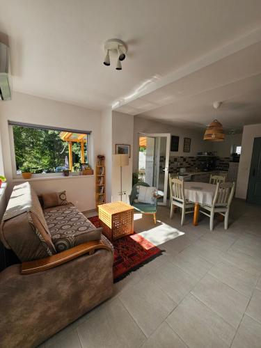 un soggiorno con un divano e un tavolo di Birslak a Makkoshotyka