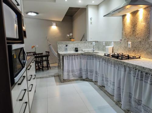 a kitchen with a sink and a counter top at Casa no Centro de Joanópolis in Joanópolis
