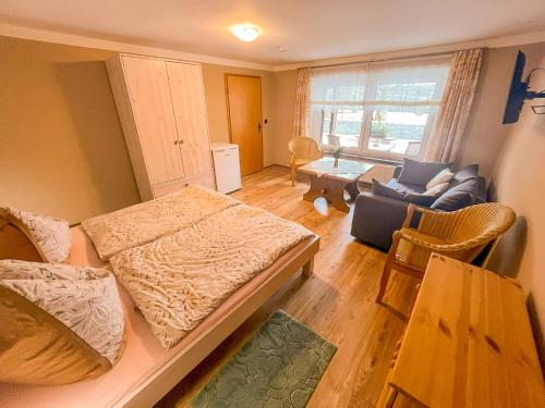 una camera da letto con due letti e un soggiorno di Gästehaus Goy in Schirgiswalde a Schirgiswalde