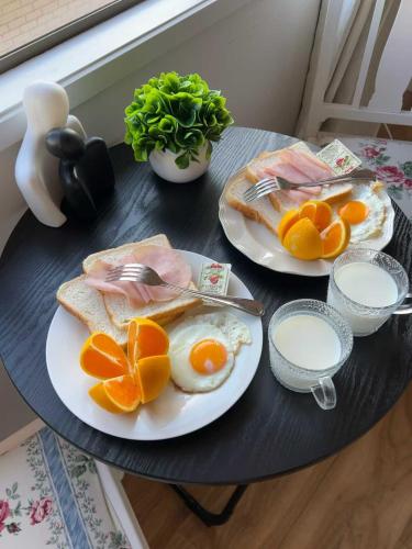 Twee borden met eieren en sinaasappels op een tafel. bij prime epsom in Auckland
