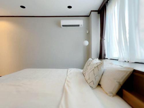 Mando Hotel 401 , 5-minute walk from Iryu subway , 15 Minutes to Senso-ji Temple , 1 bedroom with Shared Patio