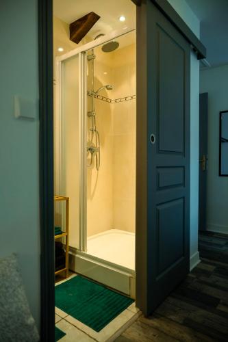 a bathroom with a shower with a glass door at Chouette Nuit in Thenay
