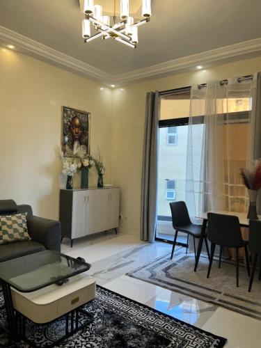 un soggiorno con un divano e un tavolo di Residence Ndeye Ngouye a Dakar
