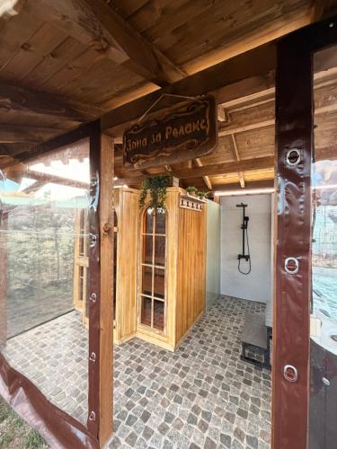 una camera con bagno con lavandino e bancone di Guesthouse Greenview a Drenovo