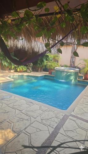 een zwembad met blauw water in een resort bij Casa El Limón in Zihuatanejo