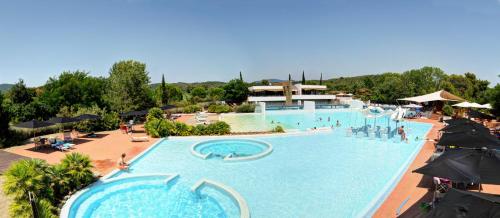 Bazén v ubytovaní Camping Village Rocchette alebo v jeho blízkosti