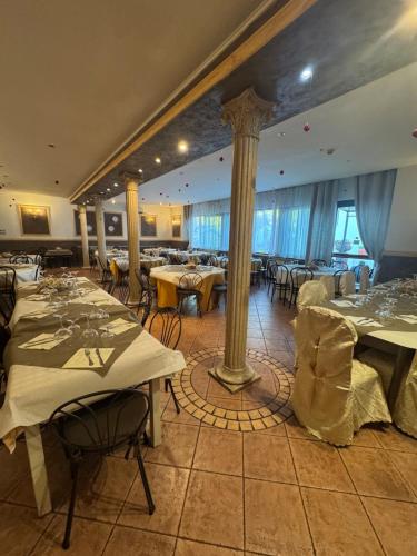 een eetkamer met tafels en stoelen in een restaurant bij Park Hotel Serenissima in Sacrofano