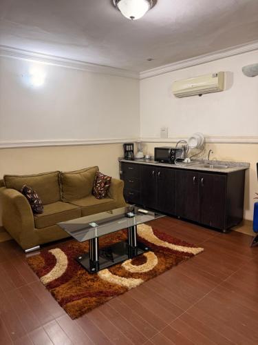 Et opholdsområde på Sentinels Apartment and Suites by STEFANOS