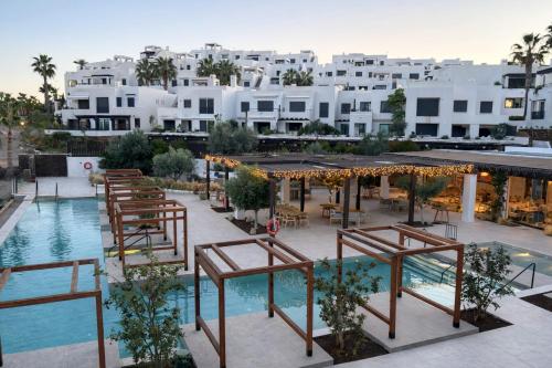 een uitzicht op een hotel met een zwembad en gebouwen bij Apartamento Califato 5 in Mojácar