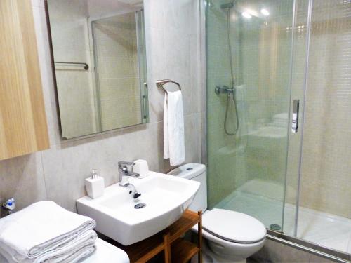 y baño con lavabo, aseo y ducha. en Sitges Center & Beach with Sea View, en Sitges