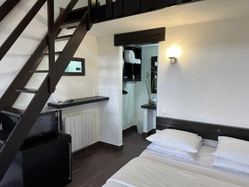 Giường trong phòng chung tại Le Sauvage