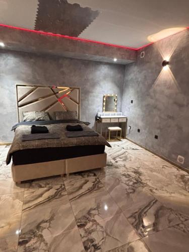 een slaapkamer met een bed en een marmeren vloer bij Le Palais Du Khalif in Fabrègues