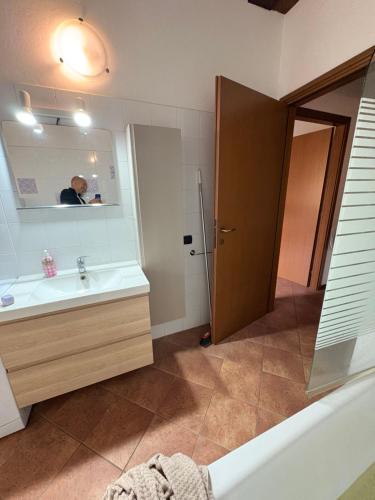 een badkamer met een wastafel, een spiegel en een bad bij Residenza Marconi centro storico in Budrio