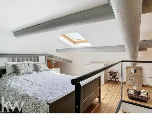 En eller flere senger på et rom på Le cabanon