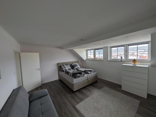 een woonkamer met een bed en een bank bij FeWo Luzia in Losheim