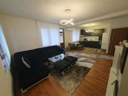 een woonkamer met een bank en een tafel bij Levkov in Petrich