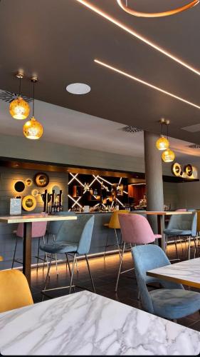 ein Restaurant mit Tischen und Stühlen und einer Bar in der Unterkunft Hotel Estación in Olmedo