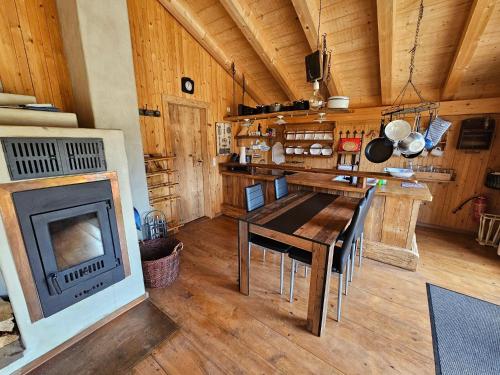 Køkken eller tekøkken på Casa Royal - Schönes und komfortables Blockhaus mit Außensauna und beheizbarem Whirl-Pool