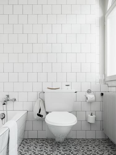 a bathroom with a toilet and a tub and a sink at Ski Lodge Engelberg in Engelberg