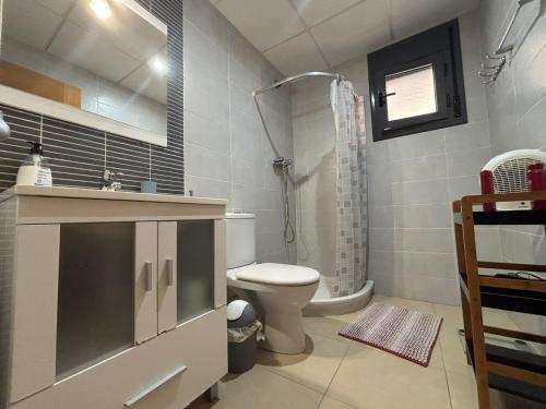 een badkamer met een toilet, een wastafel en een douche bij Apartamento Céntrico in Amposta