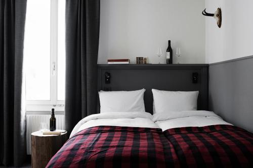 エンゲルベルクにあるSki Lodge Engelbergのベッドルーム1室(ベッド1台、プライド毛布付)