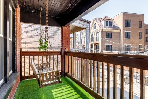 ein Balkon mit Schaukel und Bank in der Unterkunft Jungle House Columbus Short North Downtown Free Parking - Steps to Convention Center & Nationwide Arena - 2BR Luxury Home - Sleeps 8 - Over 5,800 Five Star Stays in Columbus