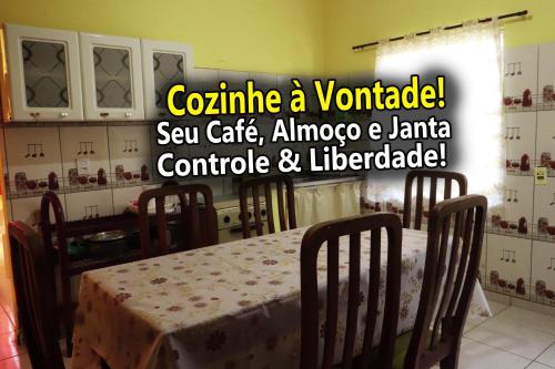 una sala da pranzo con tavolo e sedie e una cucina di Casa Ybirá de Alter do Chão ad Alter do Chão