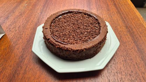 瓦拉达里斯州长市Realminas Hotel e Restaurante的桌上的一块巧克力蛋糕