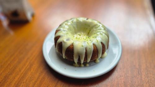 瓦拉达里斯州长市Realminas Hotel e Restaurante的盘子上的一块块蛋糕