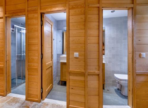 een badkamer met houten wanden en een toilet bij Starry Land in Vitsa