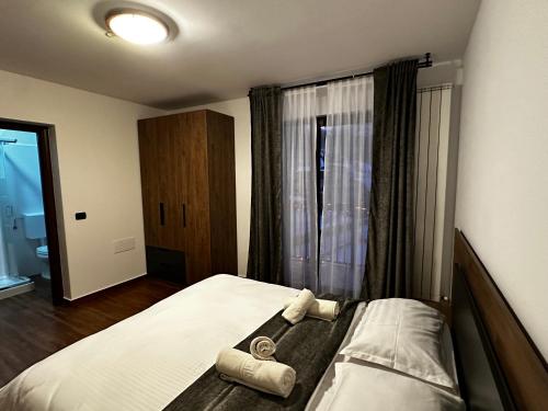 a bedroom with a bed with two towels on it at Sky Borsa in Statjunea Borsa