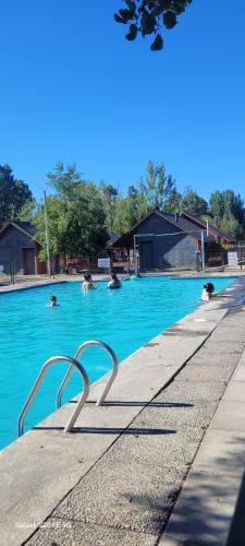 Swimmingpoolen hos eller tæt på CABAÑAS SALTOS DEL LAJA Duende Lientur