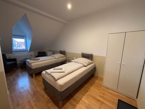 Giường trong phòng chung tại Doppelzimmer-Bad-Kühlschrank TV-18